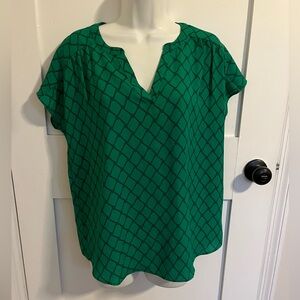 Banana Republic kelly green patterned short sleeve blouse with cap sleeves